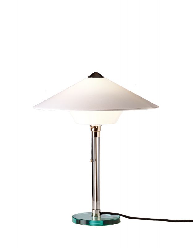 Wagenfeld WG28 Tischleuchte von Tecnolumen mit Glassockel, Metallfuß und weißem Lampenschirm.